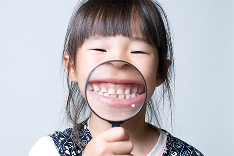 乳歯は永久歯に比べて虫歯になりやすく、一度虫歯になると早く進行します